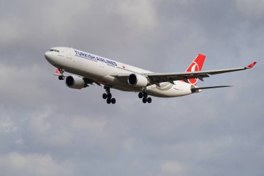ISTANBUL, TURKIYE - 11 Temmuz 2024: Türk Havayolları Airbus A330-303 (1501) İstanbul Uluslararası Havaalanına indi
