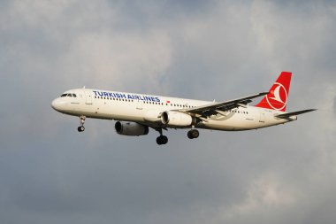 ISTANBUL, TURKIYE - 11 Temmuz 2024: Türk Havayolları Airbus A321-231 (5254) İstanbul Uluslararası Havaalanına indi
