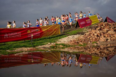 ANTALYA, TURKIYE - 08 Aralık 2024: Avrupa Kros Şampiyonası sırasında koşan sporcular