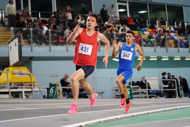 ISTANBUL, TURKIYE - 19 Ocak 2025: Atakoy Atletizm Arenasında Türk Atletizm Rekor Yarışları sırasında koşan sporcular