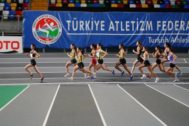 ISTANBUL, TURKIYE - 19 Ocak 2025: Atakoy Atletizm Arenasında Türk Atletizm Rekor Yarışları sırasında koşan sporcular