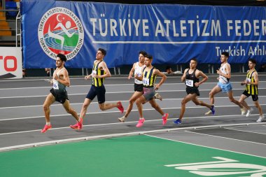 ISTANBUL, TURKIYE - 19 Ocak 2025: Atakoy Atletizm Arenasında Türk Atletizm Rekor Yarışları sırasında koşan sporcular