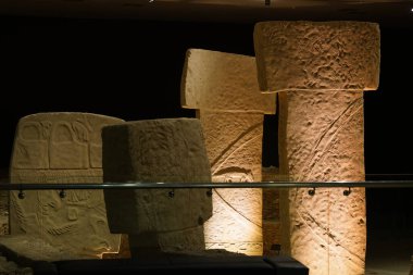 SANLIURFA, TURKIYE - Şubat 02, 2025: Şanlıurfa Arkeoloji ve Mozaik Müzesi 'nde Göbekli Tepe' nin üretimi