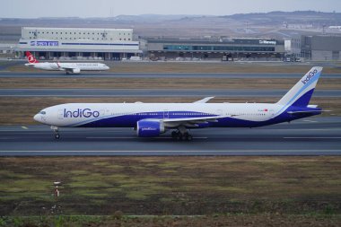 ISTANBUL, TURKIYE - 11 Temmuz 2024: Indigo Airlines Boeing 777-3Q8ER (35783) İstanbul Uluslararası Havalimanı 'ndan kalkış