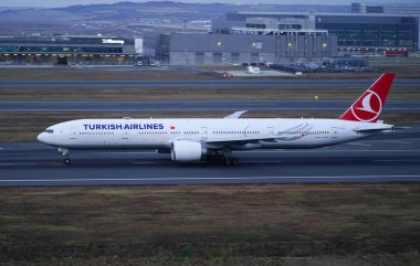 ISTANBUL, TURKIYE - 11 Temmuz 2024: Türk Hava Yolları Boeing 777-3U8ER (42097) İstanbul Uluslararası Havalimanı 'ndan kalkış
