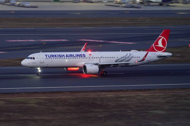 ISTANBUL, TURKIYE - 11 Temmuz 2024: Türk Havayolları Airbus A321-271NX (8740) İstanbul Uluslararası Havalimanı 'ndan kalkış