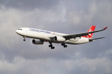 ISTANBUL, TURKIYE - 11 Temmuz 2024: Türk Havayolları Airbus A330-343E (1491) İstanbul Uluslararası Havaalanına indi