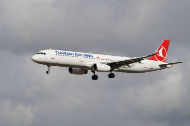 ISTANBUL, TURKIYE - 11 Temmuz 2024: Türk Havayolları Airbus A321-231 (7089) İstanbul Uluslararası Havaalanına indi