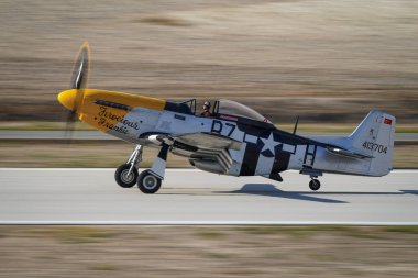 ESKISEHIR, TURKIYE - 22 Eylül 2024: Sivrihisar SHG Hava Gösterisinde Özel Kuzey Amerika P-51D Mustang (122-39608)