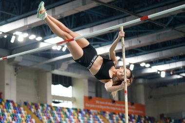 İSTANBUL, TURKIYE - 18 HAZİRAN 2025: Atakoy Atletizm Arenasında Atletizm Rekor Yarışları sırasında tanımlanamayan atlet sırığı atlama