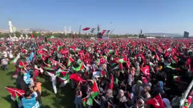 İSTANBUL, TURKEY - 15 Ekim 2023: Maltepe 'deki ücretsiz Filistin Toplantısı sırasında protestocular bayrak sallıyor. 