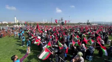 İSTANBUL, TURKEY - 15 Ekim 2023: Maltepe 'deki ücretsiz Filistin Toplantısı sırasında protestocular bayrak sallıyor. 