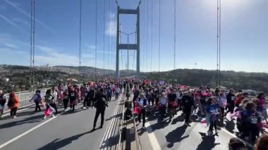 İSTANBUL, TÜRKİYE - Kasım 05, 2023: 45 'te koşan sporcular. Bir yarışta iki kıtayı kapsayan İstanbul maratonu.