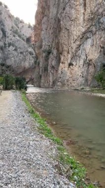 Nehir vadiden akıyor.