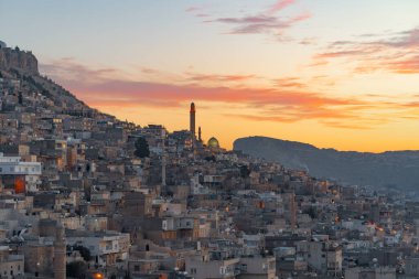 Türkiye 'de Mardin' in Gündoğumu Manzarası
