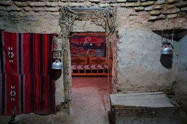 SANLIURFA, TÜRKİYE - Şubat 02, 2025: Harran, Şanlıurfa 'da bir arı kovanının içinde