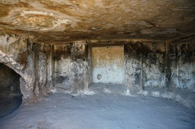 SANLIURFA, TÜRKİYE - Şubat 02, 2025: Şanlıurfa 'daki Sumatar Harabelerinde Pognons mağarası