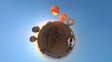 NEVSEHIR, TURKIYE - 24 Eylül 2024: Kapadokya 'da Sıcak Hava Balonları