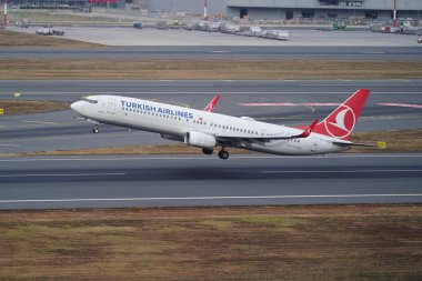 ISTANBUL, TURKIYE - 11 Temmuz 2024: Türk Havayolları Boeing 737-9F2ER (40977) İstanbul Uluslararası Havalimanı 'ndan kalkış