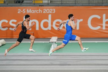 ISTANBUL, TURKIYE - 18 Ocak 2025: Atakoy Atletizm Arenasında Türkiye Salon Atletizm Rekor Yarışları sırasında 60 metre koşan sporcular