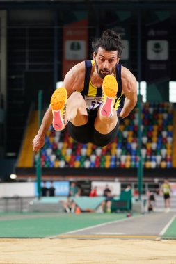 ISTANBUL, TURKIYE - 18 Ocak 2025: Atakoy Atletizm Arenasında Atletizm Rekor Yarışları sırasında tanımlanamayan atlet