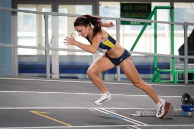 ISTANBUL, TURKIYE - 18 Ocak 2025: Atakoy Atletizm Arenasında Atletizm Rekor Yarışları sırasında koşan tanımlanamayan sporcu