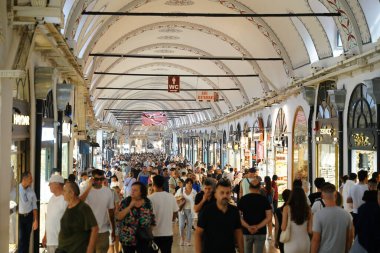 İSTANBUL, TÜRKİYE - 14 Eylül 2024: insanlar Grand Bazaar 'dan alışveriş yapıyor. Grand Bazaar dünyanın en büyük ve en eski kapalı pazarlarından biridir..