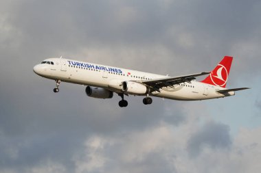 ISTANBUL, TURKIYE - 11 Temmuz 2024: Türk Havayolları Airbus A321-231 (5118) İstanbul Uluslararası Havaalanına indi