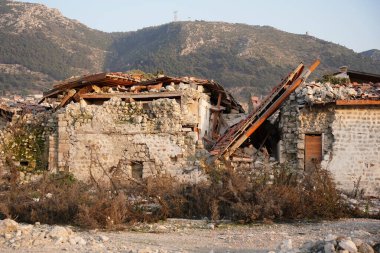 6 Şubat 2023 Depremlerinden sonra Hatay, Antakya 'da hasar gören bina