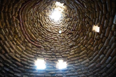 SANLIURFA, TÜRKİYE - Şubat 02, 2025: Harran, Şanlıurfa 'da bir arı kovanının içinde