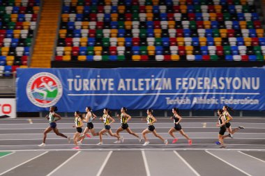 ISTANBUL, TURKIYE - 27 Ocak 2025: Atakoy Atletizm Arenasında Balkan Salon Ulusal Takım Seçmeleri sırasında koşan sporcular