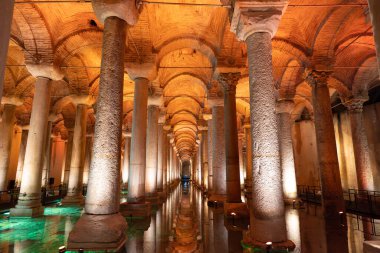 İSTANBUL, TÜRKİYE - Mart 01, 2025: Sultanahmet ilçesindeki Bazilika Sarnıç. İstanbul 'un altındaki en büyük sarnıç Bazilika Sarnıcıdır.