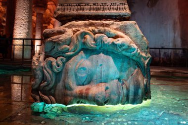 ISTANBUL, TURKIYE - Mart 01, 2025: Medusa Basilica Sarnıç, Sultanahmet İlçesi. İstanbul 'un altındaki en büyük sarnıç Bazilika Sarnıcıdır.