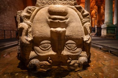 ISTANBUL, TURKIYE - Mart 01, 2025: Medusa Basilica Sarnıç, Sultanahmet İlçesi. İstanbul 'un altındaki en büyük sarnıç Bazilika Sarnıcıdır.