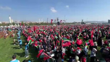 İSTANBUL, TURKEY - 15 Ekim 2023: Maltepe 'deki ücretsiz Filistin Toplantısı sırasında protestocular bayrak sallıyor. 