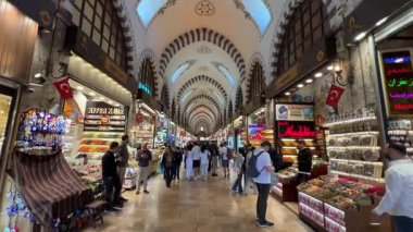 ISTANBUL, TURKIYE - 27 Nisan 2024: İnsanlar Spice Bazaar 'da alışveriş yapıyor. Baharat Pazarı İstanbul 'un en eski pazarlarından biri.