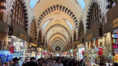 ISTANBUL, TURKIYE - 27 Nisan 2024: İnsanlar Spice Bazaar 'da alışveriş yapıyor. Baharat Pazarı İstanbul 'un en eski pazarlarından biri.