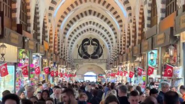 ISTANBUL, TURKIYE - 27 Nisan 2024: İnsanlar Spice Bazaar 'da alışveriş yapıyor. Baharat Pazarı İstanbul 'un en eski pazarlarından biri.