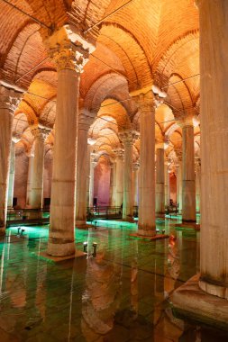 İSTANBUL, TÜRKİYE - Mart 01, 2025: Sultanahmet ilçesindeki Bazilika Sarnıç. İstanbul 'un altındaki en büyük sarnıç Bazilika Sarnıcıdır.