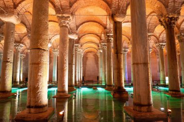İSTANBUL, TÜRKİYE - Mart 01, 2025: Sultanahmet ilçesindeki Bazilika Sarnıç. İstanbul 'un altındaki en büyük sarnıç Bazilika Sarnıcıdır.