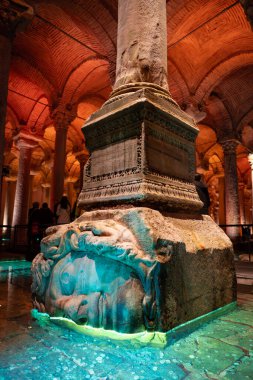 ISTANBUL, TURKIYE - Mart 01, 2025: Medusa Basilica Sarnıç, Sultanahmet İlçesi. İstanbul 'un altındaki en büyük sarnıç Bazilika Sarnıcıdır.