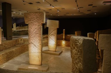SANLIURFA, TURKIYE - Şubat 02, 2025: Şanlıurfa Arkeoloji ve Mozaik Müzesi 'nde Göbekli Tepe' nin üretimi