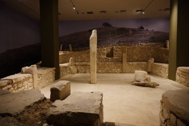 SANLIURFA, TURKIYE - Şubat 02, 2025: Şanlıurfa Arkeoloji ve Mozaik Müzesi 'nde Göbekli Tepe' nin üretimi