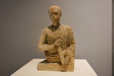 SANLIURFA, TÜRKİYE - Şubat 02, 2025: Şanlıurfa Arkeoloji ve Mozaik Müzesi 'nde Heykel