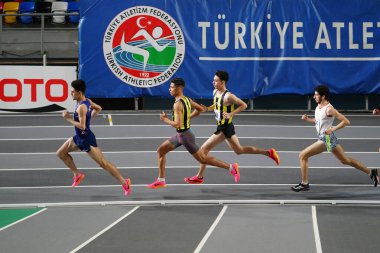 ISTANBUL, TURKIYE - 28 HAZİRAN 2025: Atakoy Atletizm Arenasında düzenlenen Balkan Salon Ulusal Takım Seçmeleri sırasında koşan sporcular