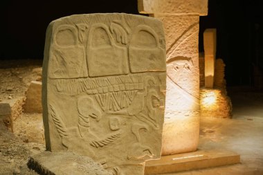 SANLIURFA, TURKIYE - Şubat 02, 2025: Şanlıurfa Arkeoloji ve Mozaik Müzesi 'nde Göbekli Tepe' nin üretimi