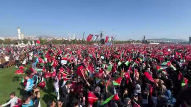 İSTANBUL, TURKEY - 15 Ekim 2023: Maltepe 'deki ücretsiz Filistin Toplantısı sırasında protestocular bayrak sallıyor. 