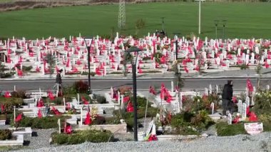 HATAY, TURKIYE - 26 Şubat 2025: Hatay 'daki Deprem Mezarlığı