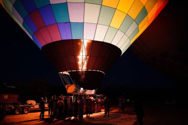 NEVSEHIR, TURKIYE - 24 Eylül 2024: Kapadokya 'da Sıcak Hava Balonu