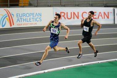 ISTANBUL, TURKIYE - 28 HAZİRAN 2025: Atakoy Atletizm Arenasında düzenlenen Balkan Salon Ulusal Takım Seçmeleri sırasında koşan sporcular